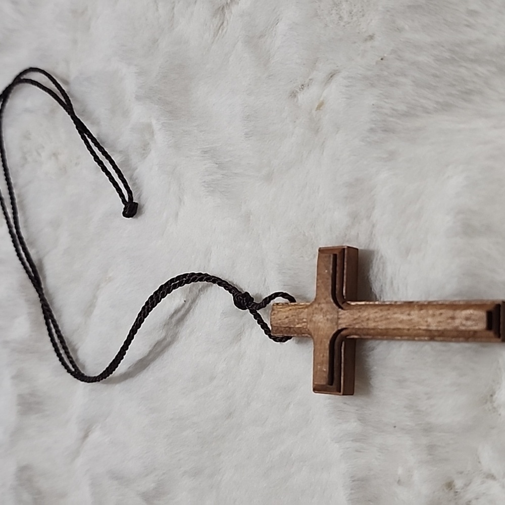 HANDMADE HAND CARVED WOOD CROSS ✝️ NECKLACE. - Picture 1 of 4